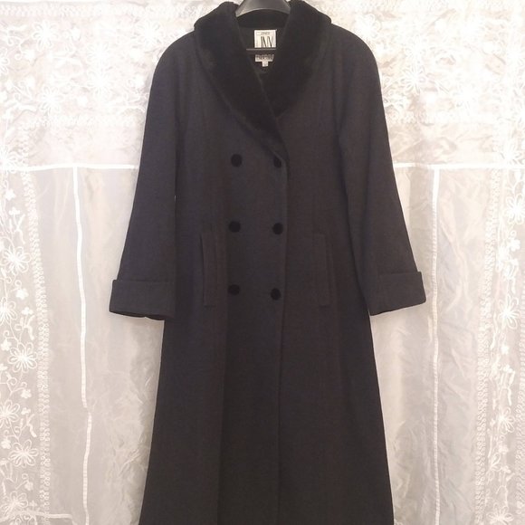 Jones New York Jackets & Blazers - ✨HOST PICK!✨ Jones New York Grey Coat, Faux Fur Trim, 8